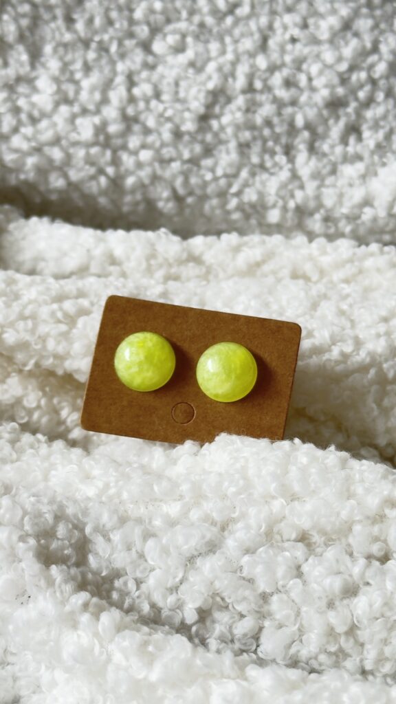 Puces d'oreilles rondes fluo jaune irisées