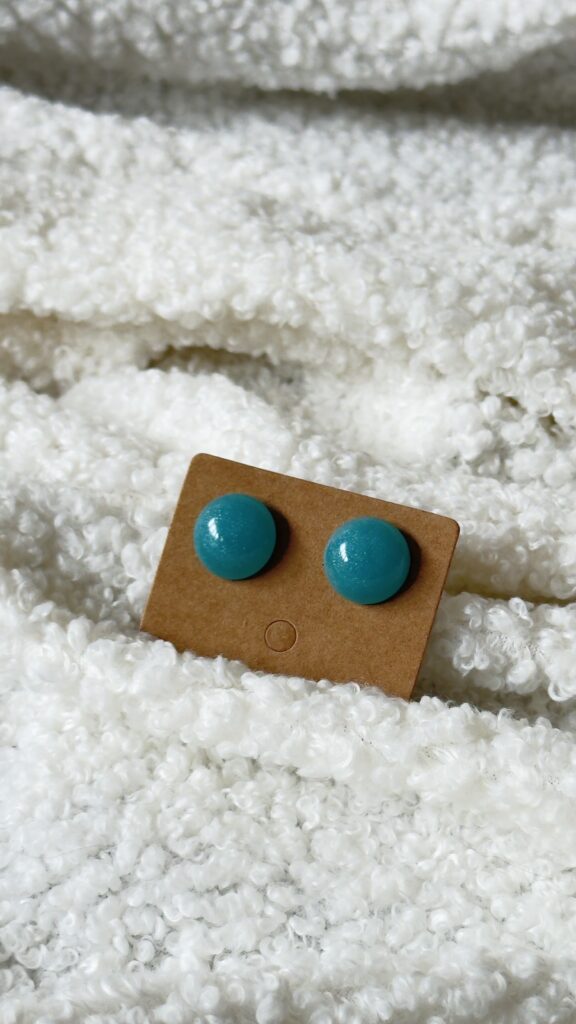 Puces d'oreilles rondes turquoise irisées