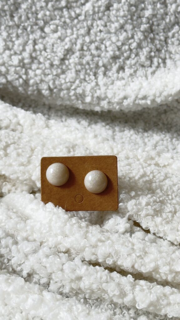 Puces d'oreilles rondes blanches irisées