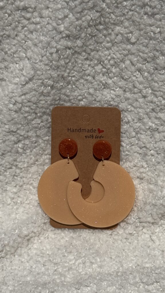 Boucles d'oreilles en résine époxy en forme de grand anneau irrégulier, effet galet, surmonté d'un rond au niveau de l'attache.Attache en acier inoxydable.x irréguliers