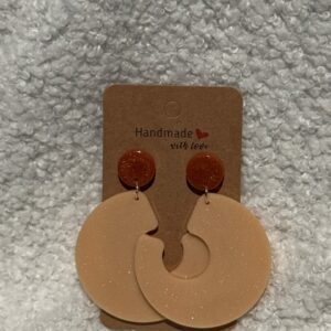 Boucles d'oreilles en résine époxy en forme de grand anneau irrégulier, effet galet, surmonté d'un rond au niveau de l'attache.Attache en acier inoxydable.x irréguliers